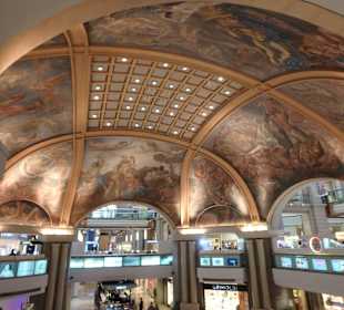 Die berühmte Kuppel mit großen Deckengemälden