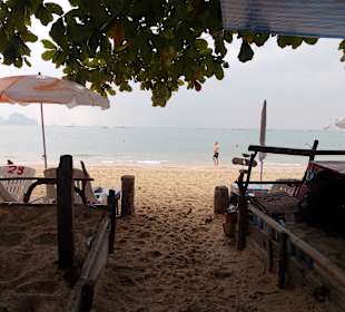 Ao Nang Beach mit Regen