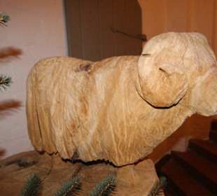 Geschnitzte Heidschnucke im Vorraum