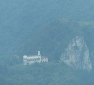 Blick auf die Kapelle bei der Anfahrt über die A22
