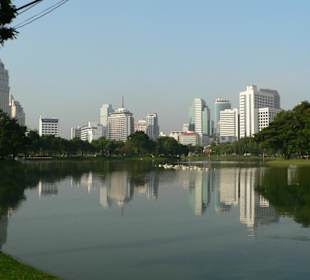 See im Lumpini Park am frühen Morgen.