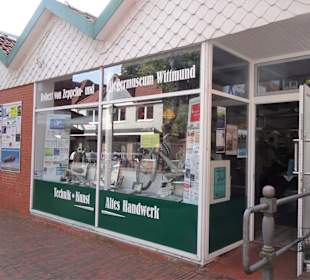 Außenansicht und Eingang zum Museum