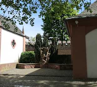 Im Kirchhof von St. Peter und Paul in Eltville