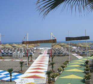 Strandbereich mit Liegen