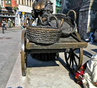 Die Statue Molly Malone ist selten einsam.