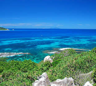 In der Ferne die Inseln Silhouette und Ile du Nord