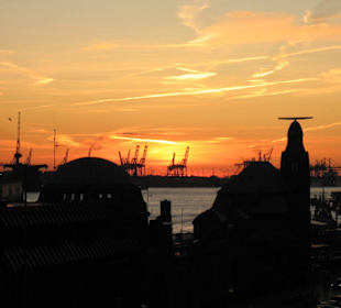 Sonnenuntergang an den Landungsbrücken