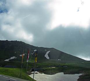 Mit Fahnen bestückt