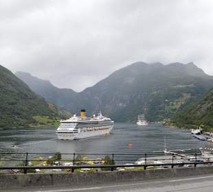 Foto aus dem Ort Richtung Schiff im Fjord