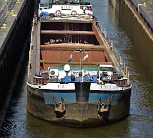 Einfahrt eines Binnenschiffes in die Schleuse