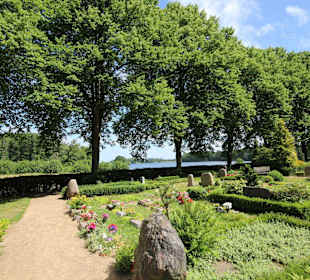 Friedhof mit Plöner See