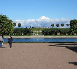 Weiter Blick in den Park zum Meer
