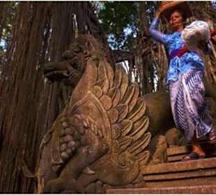 Einheimische Frau im Affenwald