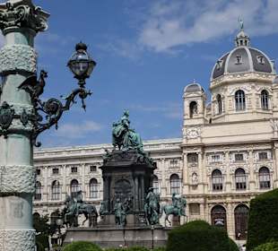 Mit dem Denkmal Maria Theresia