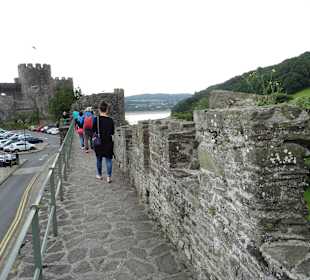 Auf der Stadtmauer von Conwy.