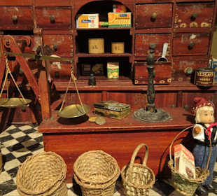 Kaufmannsladen im Schaumagazin des Museums