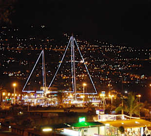 Yachthafen mit Schiffsrestaurants bei nacht