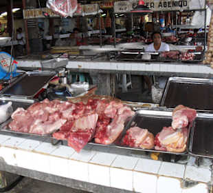 Frischfleischverkauf auf dem Markt