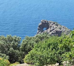 Versteckter Blick auf das Loch Na Foradada