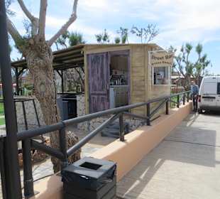 Spaziergang am Strand entlang. Die Anissa Beach Bar