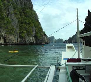 Kayaks von einigen Gruppenteilnehmern