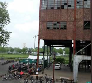 Gemütlich sitzen unter dem Förderturm