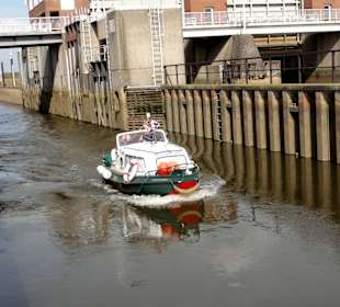 Boot in der Schleuse des Ochtumsperrwerkes