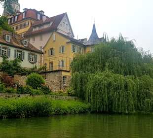 Der Hölderlinturm vom Neckar aus gesehen