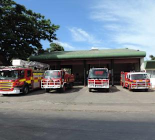 Einsatzfahrzeuge vor der Halle
