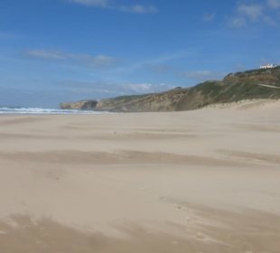Die Praia de Monte Clérigo beim Restaurant O Zé