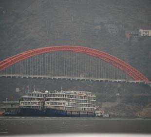 Die Kreuzfahrtschiffe warten auf die Touristen