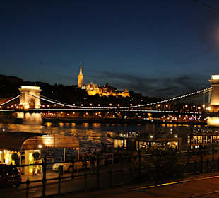 Kettenbrücke bei Nacht