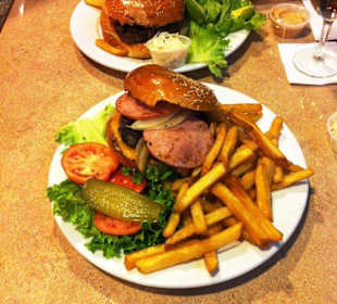 Burger, Pommes und Beilagen