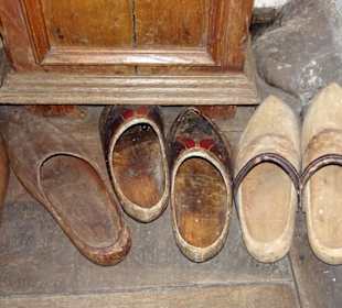 Holzschuhe im Mühlenhaus