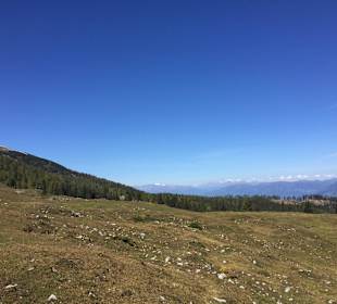 Grüner Ausblick oben auf Berge und Täler