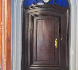 Nur durch diese Tür geht's in den Innnenhof