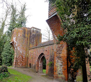 Spaziergang durch die Mauerreste des Klosters