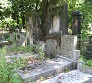 Neuere und ältere Gräber