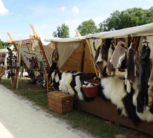 Mittelalterliches Lagerleben mit Ständen