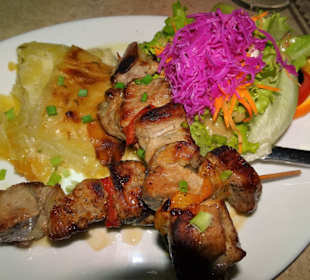 Fleischspieße im Restaurant Le Grilladin