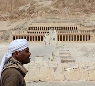 Salah vor dem Hatschepsut-Tempel