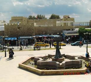 Brunnen und Kasbah im Hintergrund