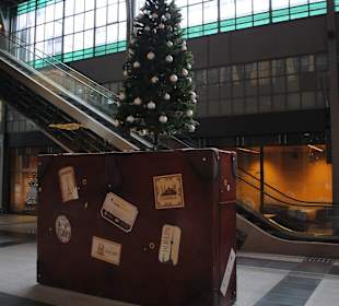 Duża walizka w holu głównym dworca