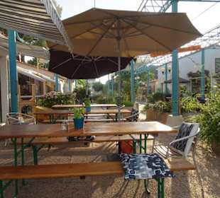 Tische vor dem "La Paëlla de la Mer"