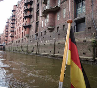 Fleet-Hafenrundfahrt, Abfahrt Unterhalb des Hotels