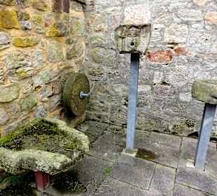 Exponate im Innenhof