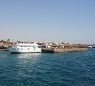 Schnorcheltour mit Schiff am Hotelstrand