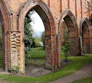 Spaziergang durch die Mauerreste des Klosters