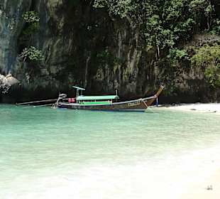 Longtailboot am Strand