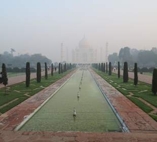 Smog vor dem Taj Mahal